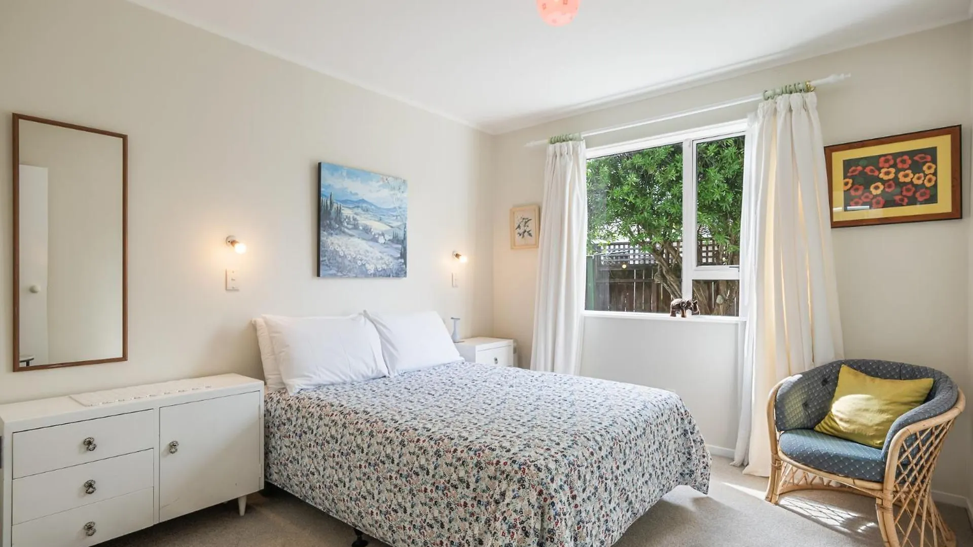 Olive Terrace - Paraparaumu Holiday Home